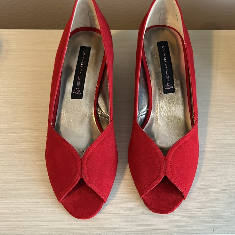 New Steve Madden~ size size 7~ red suede women’s shoes